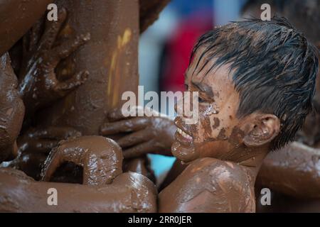 200817 -- JAKARTA, le 17 août 2020 -- Un garçon participe à un concours Panjat Pinang pour célébrer le 75e anniversaire du jour de l indépendance de l Indonésie à South Tangerang, Indonésie, le 17 août 2020. INDONÉSIE-SUD TANGERANG-FÊTE DE L'INDÉPENDANCE VERIXSANOVRI PUBLICATIONXNOTXINXCHN Banque D'Images