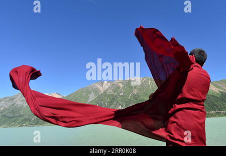 200818 -- BEIJING, 18 août 2020 -- Un moine se tient près d'un lac d'un parc national de zones humides dans la ville de Nagqu, dans la région autonome du Tibet du sud-ouest de la Chine, 17 août 2020. PHOTOS XINHUA DU JOUR Chogo PUBLICATIONxNOTxINxCHN Banque D'Images