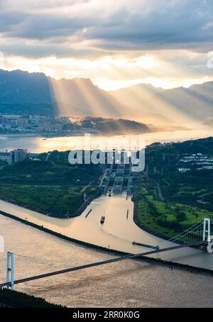 200818 -- PÉKIN, 18 août 2020 -- la photo prise le 16 août 2020 montre le paysage du coucher de soleil des trois Gorges dans la ville de Yichang, province du Hubei en Chine centrale. Photo de /Xinhua XINHUA PHOTOS DU JOUR ZhengxJiayu PUBLICATIONxNOTxINxCHN Banque D'Images