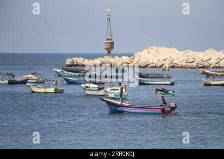 200818 -- BEIJING, le 18 août 2020 -- des pêcheurs vont pêcher dans un port de la ville de Gaza, le 16 août 2020. Les pêcheurs palestiniens de la bande de Gaza bloquée se plaignent d’être privés d’accès à la mer dans le contexte des tensions militaires entre l’armée israélienne et le mouvement islamique Hamas, dirigeant de Gaza. Photo de /Xinhua XINHUA PHOTOS DU JOUR RizekxAbdeljawad PUBLICATIONxNOTxINxCHN Banque D'Images