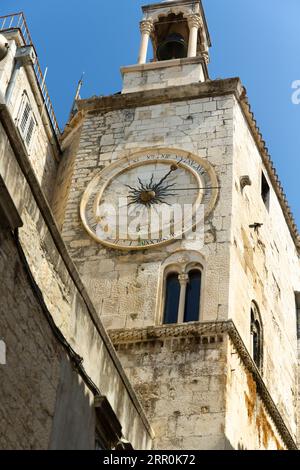 Croatie Split Bell Tower 24 horloge à chiffres romains restes de l'église de notre-Dame de Zvonik converti garde de la porte de fer mur occidental du 6e siècle Banque D'Images