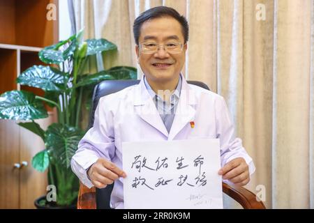 200818 -- BEIJING, le 18 août 2020 -- Tong Zhaohui présente le message qu'il a écrit pour marquer la prochaine Journée des travailleurs médicaux à l'hôpital Luhe de Beijing, capitale de la Chine, le 17 août 2020. Tong est vice-président de l'hôpital Chao-yang de Pékin et expert du groupe de traitement médical de la Commission nationale de la santé. Il faisait partie du premier groupe d’experts en maladies respiratoires et graves qui sont arrivés à Wuhan pour aider les médecins locaux dans leur lutte contre le COVID-19. Après trois mois de travail continu à Wuhan, il se rend au Heilongjiang, Jilin, Qingdao et Pékin pour guider Epidemic tr Banque D'Images