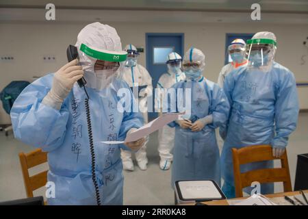 200818 -- BEIJING, 18 août 2020 Xinhua -- Tong Zhaohui 1st L communique avec d'autres médecins du campus Zhongfaxincheng de l'hôpital de Tongji affilié à l'Université Huazhong des sciences et technologies à Wuhan, province du Hubei, dans le centre de la Chine, 23 mars 2020. Tong est vice-président de l'hôpital Chao-yang de Pékin et expert du groupe de traitement médical de la Commission nationale de la santé. Il faisait partie du premier groupe d’experts en maladies respiratoires et graves qui sont arrivés à Wuhan pour aider les médecins locaux dans leur lutte contre le COVID-19. Après trois mois de travail continu à Wuhan, il voyage Banque D'Images