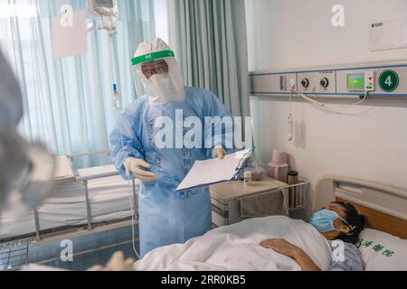 200818 -- BEIJING, 18 août 2020 Xinhua -- Tong Zhaohui travaille dans un service du campus Zhongfaxincheng de l'hôpital de Tongji affilié à l'Université Huazhong des sciences et technologies à Wuhan, dans la province du Hubei, au centre de la Chine, le 23 mars 2020. Tong est vice-président de l'hôpital Chao-yang de Pékin et expert du groupe de traitement médical de la Commission nationale de la santé. Il faisait partie du premier groupe d’experts en maladies respiratoires et graves qui sont arrivés à Wuhan pour aider les médecins locaux dans leur lutte contre le COVID-19. Après trois mois de travail continu à Wuhan, il voyage à Heilongjiang, Jilin Banque D'Images