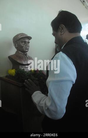 200818 -- NEW DELHI, 18 août 2020 Xinhua -- une photo montre un officiel présentant un bouquet à la statue de Dwarkanath Kotnis dans le musée commémoratif de Dwarkanath Kotnis à Solapur, Inde, le 1 janvier 2012. TO GO WITH Spotlight : Comment un médecin indien et ses disciples cimentent leur amitié avec China Xinhua/Liu Yanan INDIA-DOCTOR-CHINA-ASSISTANCE-FILE PHOTO PUBLICATIONxNOTxINxCHN Banque D'Images