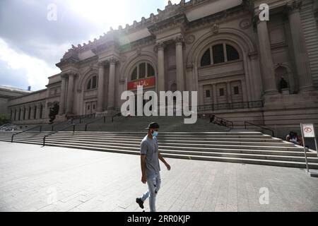 200819 -- NEW YORK, le 19 août 2020 -- Un piéton passe devant le Metropolitan Museum of Art de New York, États-Unis, le 18 août 2020. Le gouverneur de l'État de New York, Andrew Cuomo, a annoncé que les musées et les institutions culturelles de New York pourraient rouvrir à partir d'août 24 avec une capacité limitée. Etats-Unis-NEW YORK-MUSEUM-RÉOUVERTURE WangxYing PUBLICATIONxNOTxINxCHN Banque D'Images