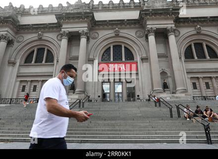 200819 -- NEW YORK, le 19 août 2020 -- Un piéton passe devant le Metropolitan Museum of Art de New York, États-Unis, le 18 août 2020. Le gouverneur de l'État de New York, Andrew Cuomo, a annoncé que les musées et les institutions culturelles de New York pourraient rouvrir à partir d'août 24 avec une capacité limitée. Etats-Unis-NEW YORK-MUSEUM-RÉOUVERTURE WangxYing PUBLICATIONxNOTxINxCHN Banque D'Images