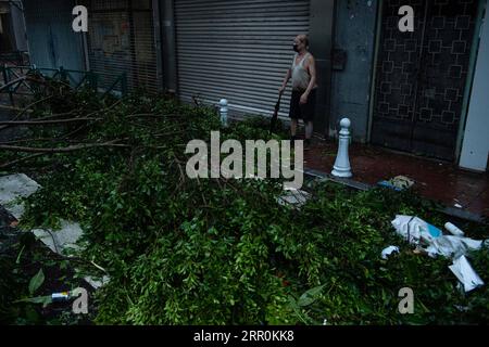 200819 -- MACAO, 19 août 2020 Xinhua -- Un homme passe devant des arbres tombés à Macao, dans le sud de la Chine, le 19 août 2020. La région administrative spéciale de Macao en Chine a abaissé son signal typhon du plus haut niveau n ° 10 au n ° 8 mercredi à 7:30 heures du matin, heure locale, mais les zones basses près de la côte ont été inondées, car le typhon Higos avait touché terre dans la ville voisine de Zhuhai dans la matinée. Le Bureau météorologique et géophysique de Macao avait amélioré son signal typhon au niveau n°10 mercredi à 5:00 heures, heure locale, avant de le déclasser au n°8 plus tard. L'avertissement d'onde de tempête rouge était Banque D'Images