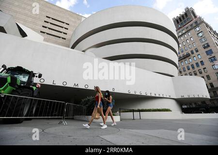 200819 -- NEW YORK, 19 août 2020 -- des piétons passent devant le musée Guggenheim à New York, États-Unis, le 18 août 2020. Le gouverneur de l'État de New York, Andrew Cuomo, a annoncé que les musées et les institutions culturelles de New York pourraient rouvrir à partir d'août 24 avec une capacité limitée. Etats-Unis-NEW YORK-MUSEUM-RÉOUVERTURE WangxYing PUBLICATIONxNOTxINxCHN Banque D'Images