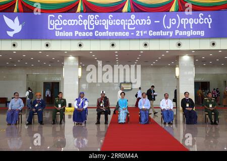 200819 -- NAY PYI TAW, 19 août 2020 -- des dirigeants posent pour une photo de groupe à la quatrième réunion de la Conférence de paix de Panglong du 21e siècle du Myanmar à Nay Pyi Taw, Myanmar, le 19 août 2020. La quatrième réunion de la Conférence de paix de Panglong au 21e siècle du Myanmar a débuté mercredi à Nay Pyi Taw, avec pour objectif d’unir toutes les nationalités ethniques et de construire une Union fédérale démocratique par le dialogue. MYANMAR-NAY PYI TAW-21ST CENTURY PANGLONG CONFÉRENCE DE PAIX ZHANGXDONGQIANG PUBLICATIONXNOTXINXCHN Banque D'Images