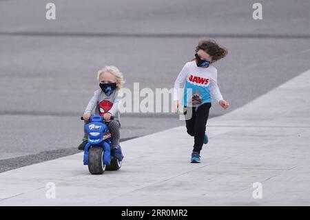 200820 -- PARIS, 20 août 2020 -- des enfants portant des masques jouent dans une rue à Paris, France, 20 août 2020. Le week-end dernier, le nombre d infections quotidiennes en France a grimpé à plus de 3 000 pour la première fois depuis mai. FRANCE-PARIS-COVID-19 GaoxJing PUBLICATIONxNOTxINxCHN Banque D'Images