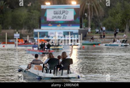 200820 -- TEL AVIV, 20 août 2020 -- les gens sont assis dans des bateaux comme ils le sont dans un cinéma flottant à tel Aviv, Israël, le 20 août 2020. Le cinéma flottant à voile est une initiative de la municipalité de tel Aviv visant à offrir aux gens des événements culturels pendant les restrictions en période de pandémie de COVID-19. Via Xinhua ISRAËL-TEL AVIV-COVID-19-CINÉMA FLOTTANT GideonxMarkowicz/JINI PUBLICATIONxNOTxINxCHN Banque D'Images