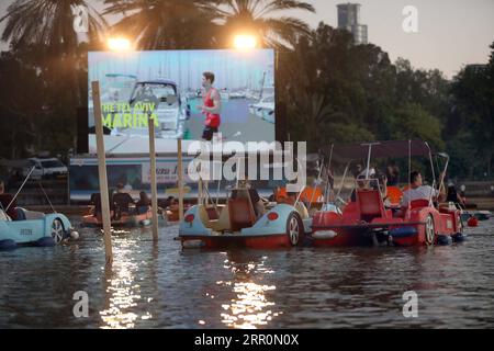 200820 -- TEL AVIV, 20 août 2020 -- les gens sont assis dans des bateaux comme ils le sont dans un cinéma flottant à tel Aviv, Israël, le 20 août 2020. Le cinéma flottant à voile est une initiative de la municipalité de tel Aviv visant à offrir aux gens des événements culturels pendant les restrictions en période de pandémie de COVID-19. Via Xinhua ISRAËL-TEL AVIV-COVID-19-CINÉMA FLOTTANT GideonxMarkowicz/JINI PUBLICATIONxNOTxINxCHN Banque D'Images