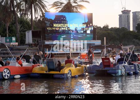 200820 -- TEL AVIV, 20 août 2020 -- les gens sont assis dans des bateaux comme ils le sont dans un cinéma flottant à tel Aviv, Israël, le 20 août 2020. Le cinéma flottant à voile est une initiative de la municipalité de tel Aviv visant à offrir aux gens des événements culturels pendant les restrictions en période de pandémie de COVID-19. Via Xinhua ISRAËL-TEL AVIV-COVID-19-CINÉMA FLOTTANT GideonxMarkowicz/JINI PUBLICATIONxNOTxINxCHN Banque D'Images