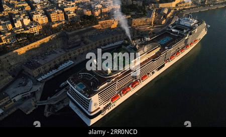 200821 -- LA VALETTE, 21 août 2020 -- la photo aérienne prise le 21 août 2020 montre le navire de croisière MSC Grandiosa naviguant dans le port de la Valette, à Malte. Le MSC Grandiosa, un navire de croisière de classe Meraviglia plus détenu et exploité par MSC Cruises, a navigué dans le port de la Valette vendredi matin, devenant le premier paquebot de croisière à arriver depuis que l’île a fermé ses ports en mars pour freiner la propagation du coronavirus. Photo de /Xinhua MALTA-VALLETTA-BATEAU DE CROISIÈRE JonathanxBorg PUBLICATIONxNOTxINxCHN Banque D'Images