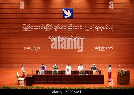 200821 -- NAY PYI TAW, le 21 août 2020 -- les délégués signent l'Accord de l'Union partie III lors de la quatrième session de la Conférence de paix de l'Union-21st Century Panglong à Nay Pyi Taw, Myanmar, le 21 août 2020. La session s'est achevée vendredi avec la signature de la troisième partie de l'accord de l'Union. MYANMAR-NAY PYI TAW-PANGLONG CONFÉRENCE DE PAIX-CONCLUSION ZHANGXDONGQIANG PUBLICATIONXNOTXINXCHN Banque D'Images
