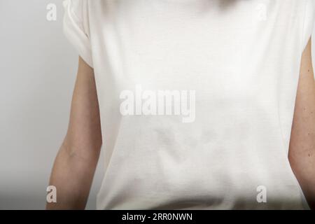 Une jeune femme dans un t-shirt blanc Uni Banque D'Images