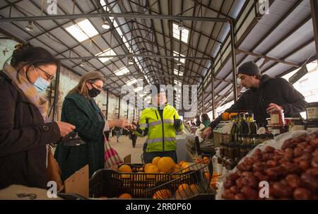 200822 -- SYDNEY, le 22 août 2020 -- les gens magasinent au Carriageworks Farmers Market à Sydney, en Australie, le 22 août 2020. Carriageworks a été construit entre 1880 et 1889 dans le cadre des ateliers Eveleigh Railway. En 2007, le site a été réaménagé en enceinte culturelle. Aujourd'hui, Carriageworks est un important centre multi-arts en Australie. Photo de /Xinhua AUSTRALIA-SYDNEY-DAILY LIFE HuxJingchen PUBLICATIONxNOTxINxCHN Banque D'Images
