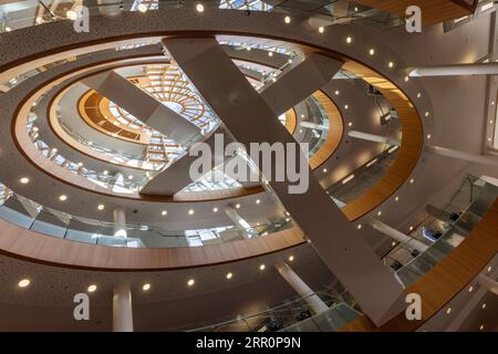 Le spectaculaire atrium et escalier de la bibliothèque centrale de Liverpool, Angleterre, Royaume-Uni Banque D'Images