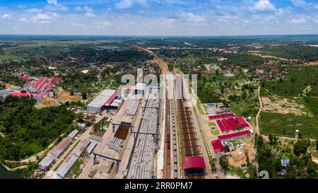 200823 -- VIENTIANE, 23 août 2020 -- une photo prise le 4 juin 2020 montre le chantier de construction du chemin de fer Chine-Laos dans le nord du Laos. Le chemin de fer Chine-Laos parcourra plus de 400 km de la porte frontalière de Boten, dans le nord du Laos, frontalier de la Chine, à Vientiane avec une vitesse de fonctionnement de 160 km par heure. Le projet a débuté en décembre 2016 et devrait être achevé et ouvert à la circulation en décembre 2021. Photo de /Xinhua LAOS-VIENTIANE-CHINE-LAOS CHEMIN DE FER PanxLongzhu PUBLICATIONxNOTxINxCHN Banque D'Images