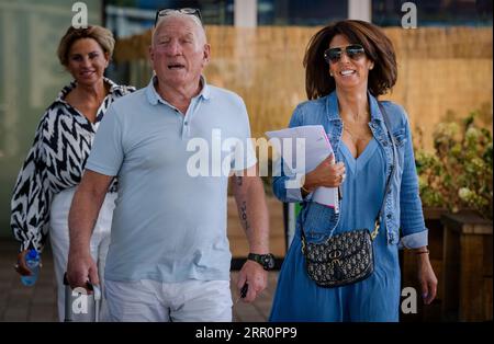 AMSTERDAM - Rachel Hazes arrive à la Cour d'appel d'Amsterdam pour l'audition de l'appel dans l'affaire que Rachel Hazes a déposée contre ses anciens partenaires commerciaux. Rachel veut que le tribunal entende sa fille Roxeanne Hazes et les anciens partenaires commerciaux au sujet de plus qu'un simple paiement d'une facture pour un programme de coaching. ANP MARCO DE SWART pays-bas Out - belgique Out Banque D'Images
