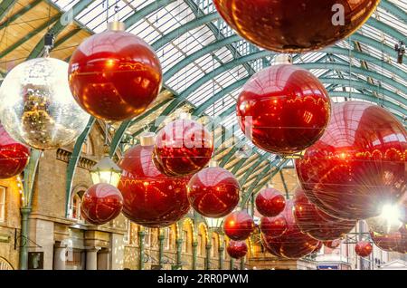 Meilleurs magasins de Noël à Londres Jubilee et Apple Market à Covent Garden, centre de Londres Banque D'Images