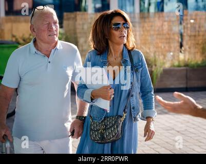 AMSTERDAM - Rachel Hazes arrive à la Cour d'appel d'Amsterdam pour l'audition de l'appel dans l'affaire que Rachel Hazes a déposée contre ses anciens partenaires commerciaux. Rachel veut que le tribunal entende sa fille Roxeanne Hazes et les anciens partenaires commerciaux au sujet de plus qu'un simple paiement d'une facture pour un programme de coaching. ANP MARCO DE SWART pays-bas Out - belgique Out Banque D'Images