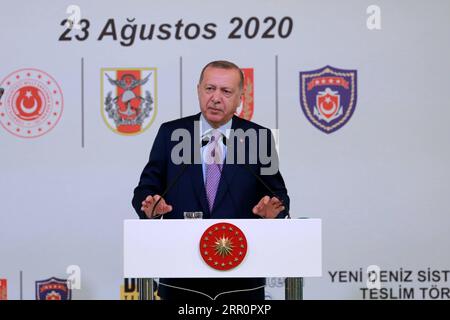 200823 -- ISTANBUL, le 23 août 2020 -- le président turc Recep Tayyip Erdogan prend la parole lors d'une cérémonie de livraison de nouveaux systèmes navals à Istanbul, en Turquie, le 23 août 2020. Erdogan a déclaré dimanche que la Turquie avait réalisé de solides progrès dans son industrie de la défense et était en mesure de répondre à ses besoins nationaux en matière de défense et de sécurité. TURQUIE-ISTANBUL-PRÉSIDENT-INDUSTRIE DE LA DÉFENSE Xinhua PUBLICATIONxNOTxINxCHN Banque D'Images