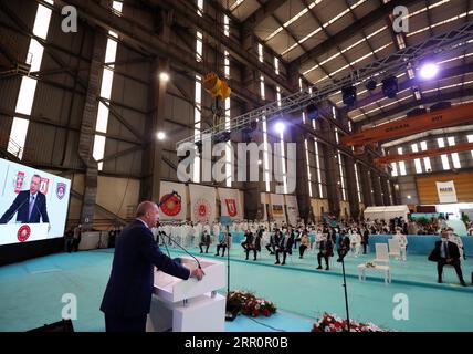 Actualités Bilder des Tages 200823 -- ISTANBUL, 23 août 2020 -- le président turc Recep Tayyip Erdogan Front prend la parole lors d'une cérémonie de livraison de nouveaux systèmes navals à Istanbul, en Turquie, le 23 août 2020. Erdogan a déclaré dimanche que la Turquie avait réalisé de solides progrès dans son industrie de la défense et était en mesure de répondre à ses besoins nationaux en matière de défense et de sécurité. TURQUIE-ISTANBUL-PRÉSIDENT-INDUSTRIE DE LA DÉFENSE Xinhua PUBLICATIONxNOTxINxCHN Banque D'Images