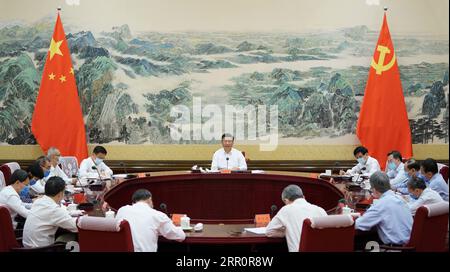 200824 -- BEIJING, le 24 août 2020 -- le président chinois Xi Jinping, également secrétaire général du Comité central du Parti communiste chinois et président de la Commission militaire centrale, préside un symposium sur le travail économique et social à Beijing, capitale de la Chine, le 24 août 2020. CHINE-PÉKIN-XI JINPING-SYMPOSIUMCN LixXueren PUBLICATIONxNOTxINxCHN Banque D'Images