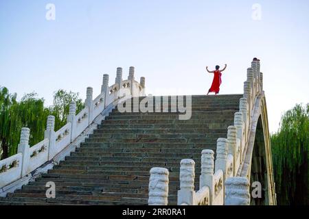 200824 -- BEIJING, le 24 août 2020 -- Un visiteur danse au Palais d'été de Beijing, capitale de la Chine, le 24 août 2020. CHINE-PÉKIN-VUE DE LA VILLE-JOUR ENSOLEILLÉ CN YINXGANG PUBLICATIONXNOTXINXCHN Banque D'Images