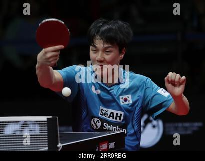 PyeongChang, Corée du Sud. 6 septembre 2023. An Jaehyun de Corée du Sud fait un retour à Ma long de Chine lors du match de demi-finale des équipes masculines entre la Chine et la Corée du Sud au 26e Championnat ITTF-Asian de tennis de table à Pyeongchang, Corée du Sud, le 6 septembre 2023. Crédit : James Lee/Xinhua/Alamy Live News Banque D'Images