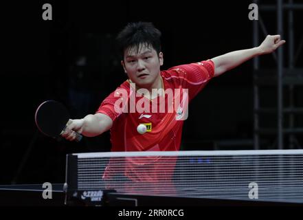 PyeongChang, Corée du Sud. 6 septembre 2023. Fan Zhendong, de Chine, fait un retour à Lim Jonghoon, de Corée du Sud, lors du match de demi-finale des équipes masculines entre la Chine et la Corée du Sud au 26e Championnat ITTF-Asian de tennis de table à Pyeongchang, Corée du Sud, le 6 septembre 2023. Crédit : James Lee/Xinhua/Alamy Live News Banque D'Images