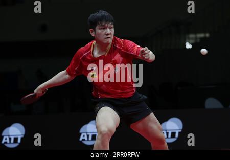 PyeongChang, Corée du Sud. 6 septembre 2023. Fan Zhendong, de Chine, fait un retour à Lim Jonghoon, de Corée du Sud, lors du match de demi-finale des équipes masculines entre la Chine et la Corée du Sud au 26e Championnat ITTF-Asian de tennis de table à Pyeongchang, Corée du Sud, le 6 septembre 2023. Crédit : James Lee/Xinhua/Alamy Live News Banque D'Images