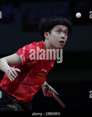 PyeongChang, Corée du Sud. 6 septembre 2023. Wang Chuqin, de Chine, sert contre Jang Woojin, de Corée du Sud, lors du match de demi-finale des équipes masculines entre la Chine et la Corée du Sud au 26e Championnat ITTF-Asian de tennis de table à Pyeongchang, Corée du Sud, le 6 septembre 2023. Crédit : James Lee/Xinhua/Alamy Live News Banque D'Images