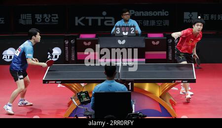 PyeongChang, Corée du Sud. 6 septembre 2023. Wang Chuqin (R) de Chine sert contre Jang Woojin de Corée du Sud lors du match de demi-finale des équipes masculines entre la Chine et la Corée du Sud au 26e Championnat ITTF-Asian de tennis de table à Pyeongchang, Corée du Sud, le 6 septembre 2023. Crédit : James Lee/Xinhua/Alamy Live News Banque D'Images