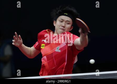 PyeongChang, Corée du Sud. 6 septembre 2023. Wang Chuqin, de Chine, fait un retour à Jang Woojin, de Corée du Sud, lors du match de demi-finale des équipes masculines entre la Chine et la Corée du Sud au 26e Championnat ITTF-Asian de tennis de table à Pyeongchang, Corée du Sud, le 6 septembre 2023. Crédit : James Lee/Xinhua/Alamy Live News Banque D'Images