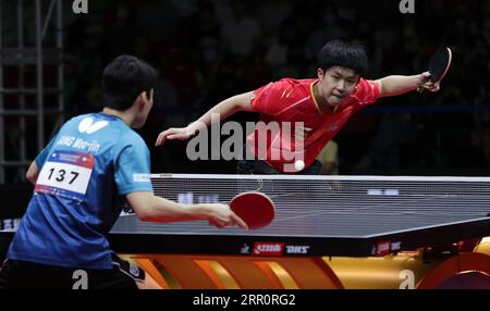 PyeongChang, Corée du Sud. 6 septembre 2023. Wang Chuqin (R), de Chine, concourt contre Jang Woojin, de Corée du Sud, lors du match de demi-finale entre la Chine et la Corée du Sud au 26e Championnat ITTF-Asian de tennis de table à Pyeongchang, Corée du Sud, le 6 septembre 2023. Crédit : James Lee/Xinhua/Alamy Live News Banque D'Images