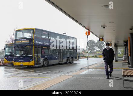 200825 -- AUCKLAND, le 25 août 2020 -- Un homme portant un masque facial marche dans une gare routière d'Auckland, Nouvelle-Zélande, le 25 août 2020. Les restrictions COVID-19 dans la plus grande ville de Nouvelle-Zélande, Auckland, se poursuivront au niveau d alerte 3 actuel jusqu’à dimanche soir, a annoncé lundi la première ministre Jacinda Ardern. Le port du masque est également obligatoire à partir de lundi dans les transports publics, a déclaré le Premier ministre. Photo de /Xinhua NEW ZEALAND-AUCKLAND-COVID-19-MASQUE FACIAL LixQiaoqiao PUBLICATIONxNOTxINxCHN Banque D'Images