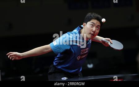 PyeongChang, Corée du Sud. 6 septembre 2023. Lim Jonghoon, de Corée du Sud, sert contre Fan Zhendong, de Chine, lors du match de demi-finale par équipes masculines entre la Chine et la Corée du Sud au 26e Championnat ITTF-Asian de tennis de table à Pyeongchang, Corée du Sud, le 6 septembre 2023. Crédit : James Lee/Xinhua/Alamy Live News Banque D'Images
