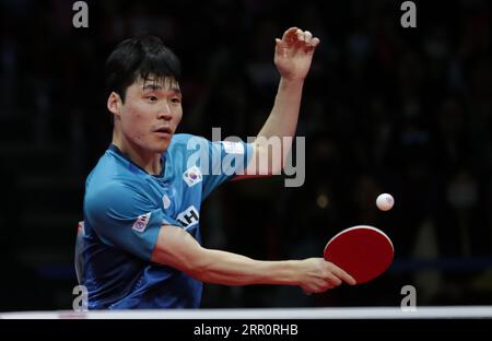 PyeongChang, Corée du Sud. 6 septembre 2023. Jang Woojin, de Corée du Sud, fait un retour contre Wang Chuqin, de Chine, lors du match de demi-finale des équipes masculines entre la Chine et la Corée du Sud au 26e Championnat ITTF-Asian de tennis de table à Pyeongchang, Corée du Sud, le 6 septembre 2023. Crédit : James Lee/Xinhua/Alamy Live News Banque D'Images
