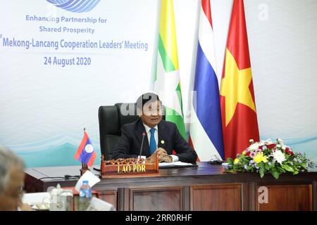 200825 -- VIENTIANE, 25 août 2020 -- le Premier ministre lao Thongloun Sisoulith prend la parole lors de la troisième réunion des dirigeants des LMC de coopération Lancang-Mékong par liaison vidéo à Vientiane, Laos, le 24 août 2020. La troisième réunion des dirigeants de LMC a eu lieu lundi par liaison vidéo. La réunion, qui avait pour thème renforcer le partenariat pour une prospérité partagée, était coprésidée par le Premier Ministre chinois Li Keqiang et le Premier Ministre laotien Thongloun Sisoulith, coprésident du LMC, et a assisté au Premier Ministre cambodgien Hun Sen, au Président U Win Myint du Myanmar, au Premier Ministre thaïlandais Prayut Chan-o-cha, et le Premier ministre N. Banque D'Images