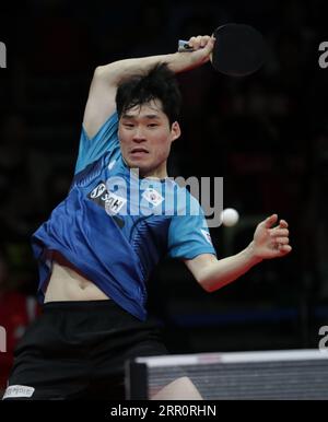 PyeongChang, Corée du Sud. 6 septembre 2023. Jang Woojin, de Corée du Sud, fait un retour contre Wang Chuqin, de Chine, lors du match de demi-finale des équipes masculines entre la Chine et la Corée du Sud au 26e Championnat ITTF-Asian de tennis de table à Pyeongchang, Corée du Sud, le 6 septembre 2023. Crédit : James Lee/Xinhua/Alamy Live News Banque D'Images