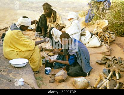 Nomades préparant un repas, plateau de Tassili, désert saharien, près de Djanet, Algérie, Afrique du Nord 1973 Banque D'Images