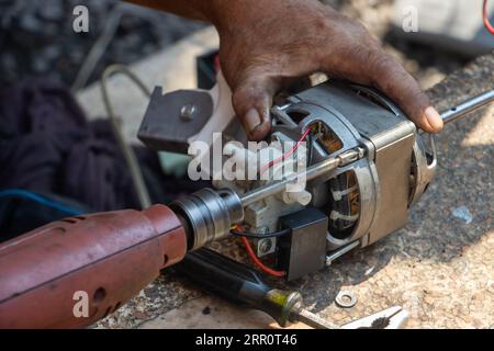 Réparation du ventilateur à la table de jardin, gros plan Banque D'Images