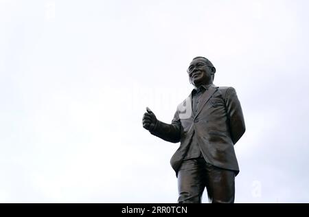 Photo de dossier datée du 11-05-2022 de la statue de l'ancien président de Leicester City Vichai Srivaddhanaprabha. Le pilote de l'hélicoptère impliqué dans un accident qui a tué le propriétaire de Leicester Vichai Srivaddhanaprabha il y a près de cinq ans a déclaré «Je n'ai aucune idée de ce qui se passe» alors que l'avion devenait hors de contrôle. Date de publication : mercredi 6 septembre 2023. Banque D'Images