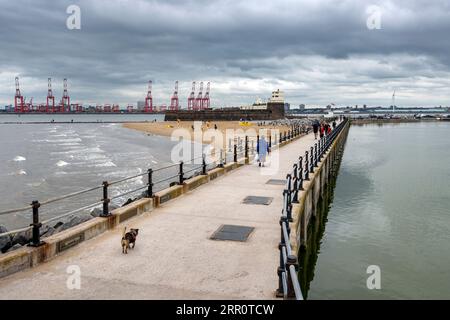 Ian Fraser Walk et la promenade à New Brighton, Wirral, avec fort Perch Rock et Liverpool Docks au loin. Banque D'Images