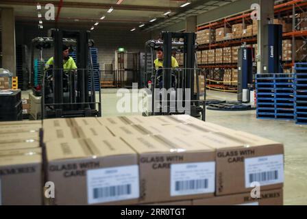 200826 -- SYDNEY, 26 août 2020 -- une photo prise le 29 août 2019 montre des membres du personnel travaillant dans un entrepôt de l'usine Blackmores à Sydney, en Australie. La société australienne de suppléments de santé Blackmores a signalé mardi une chute de 66 pour cent des bénéfices de l’année complète et réduira d’environ 10 pour cent ses effectifs alors que la société luttait contre les perturbations causées par la pandémie de COVID-19. AUSTRALIE-SYDNEY-COVID-19-BLACKMORES-SUPPRESSIONS D'EMPLOIS BAIXXUEFEI PUBLICATIONXNOTXINXCHN Banque D'Images
