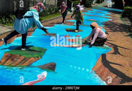 200826 -- JAKARTA, 26 août 2020 -- des femmes posent pour des photos sur un passage piéton avec des peintures en trois dimensions à Jakarta, Indonésie, le 26 août 2020. Photo de /Xinhua INDONESIA-JAKARTA-PEINTURE 3D DasrilxRoszandi PUBLICATIONxNOTxINxCHN Banque D'Images