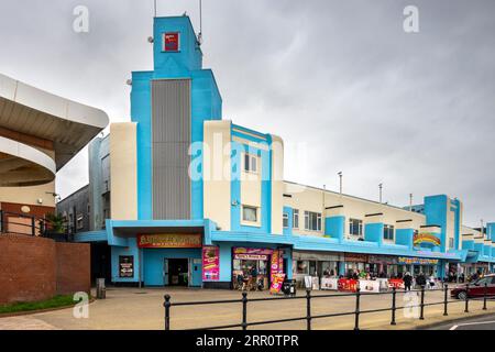 Bâtiments Art déco sur Marine Promenade, New Brighton, Wirral, y compris New Palace Arcade et Adventureland. Banque D'Images